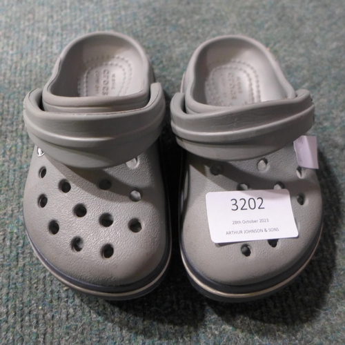 3202 - Kid's grey Crocs, size 7. *This lot is subject to VAT