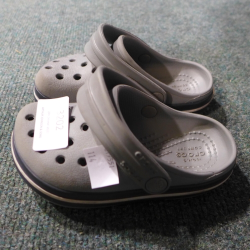 3202 - Kid's grey Crocs, size 7. *This lot is subject to VAT