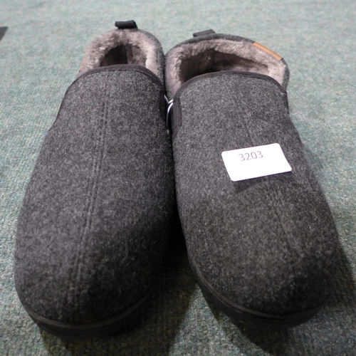 3203 - Men's Dearfoam medium sized slippers (UK 8-9). *This lot is subject to VAT