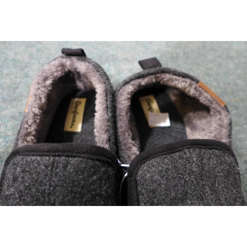 3203 - Men's Dearfoam medium sized slippers (UK 8-9). *This lot is subject to VAT