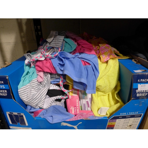 3219 - Assorted kid's clothing, various sizes, style, colours. *This lot is subject to VAT