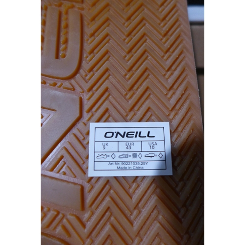 3237 - Men's black O'Neill flip flops, UK size 9. *This lot is subject to VAT