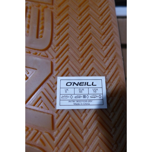 3241 - Men's black O'Neill flip flops, UK size 9. *This lot is subject to VAT