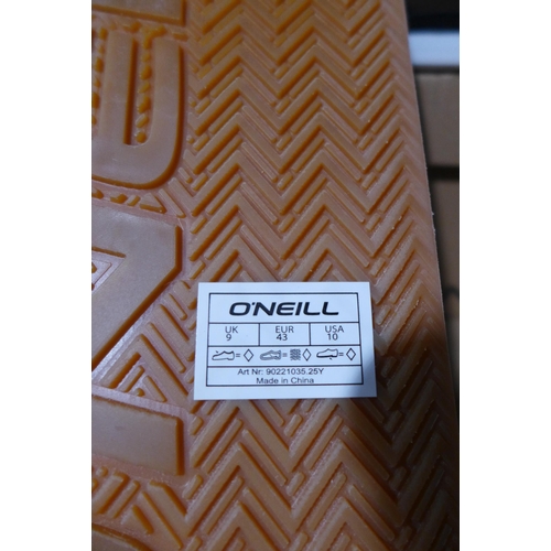 3243 - Men's black O'Neill flip flops, UK size 9. *This lot is subject to VAT