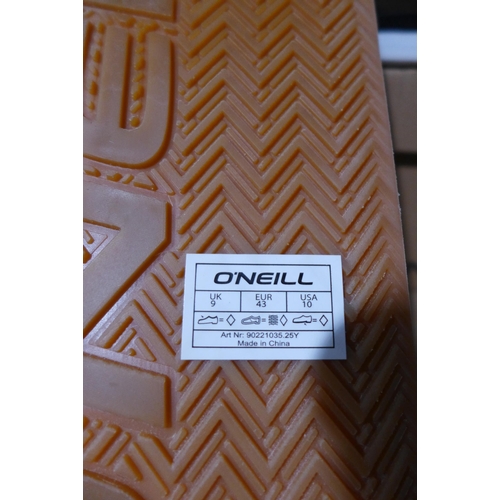 3247 - Men's black O'Neill flip flops, UK size 9. *This lot is subject to VAT