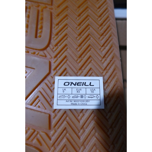 3251 - Men's black O'Neill flip flops, UK size 9. *This lot is subject to VAT