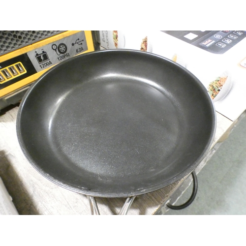 3318 - Kitchenaid H/Andodised Frying Pans (307-90) * This lot is subject to VAT