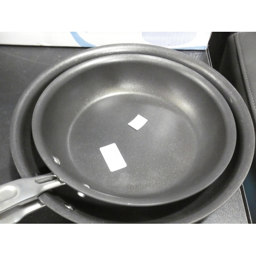 3344 - Mon Chateau Frying Pans - 24cm + 28cm (307-91) * This lot is subject to VAT