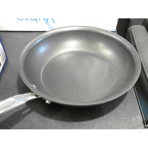 3344 - Mon Chateau Frying Pans - 24cm + 28cm (307-91) * This lot is subject to VAT