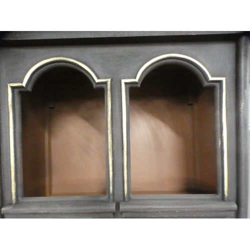 1385 - A wall mounted cabinet