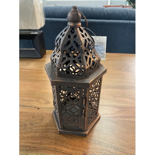 1424 - A medium rustic metal lantern - H31cms (64489607)