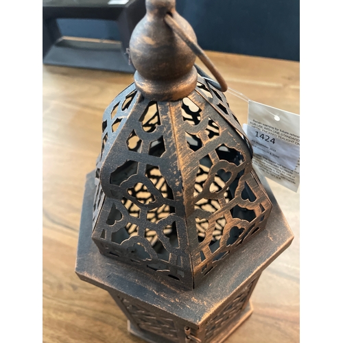 1424 - A medium rustic metal lantern - H31cms (64489607)