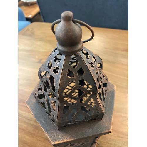 1425 - A medium rustic metal lantern - H31cms (64489607)