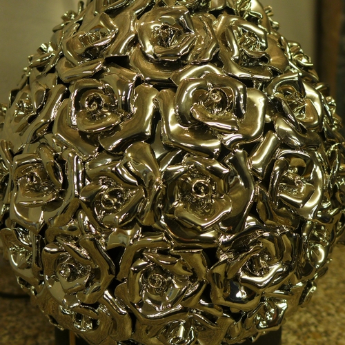 1496 - A silver and black floral lamp