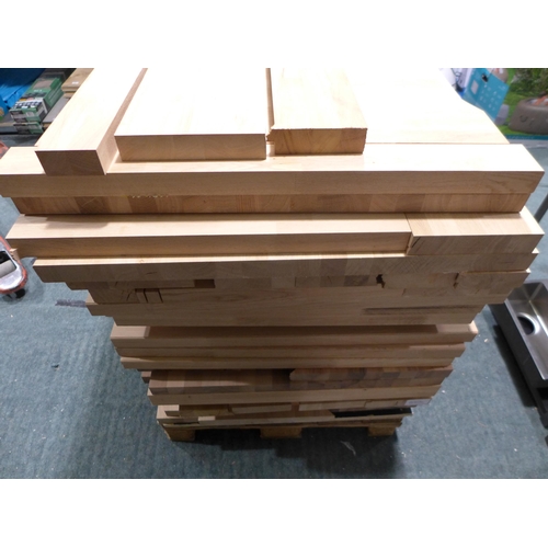 3083 - Pallet of Solid Oak Off Cuts (416-97) * This lot is subject to VAT