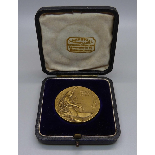 1023 - A 1905 London College of Music bronze medallion, boxed