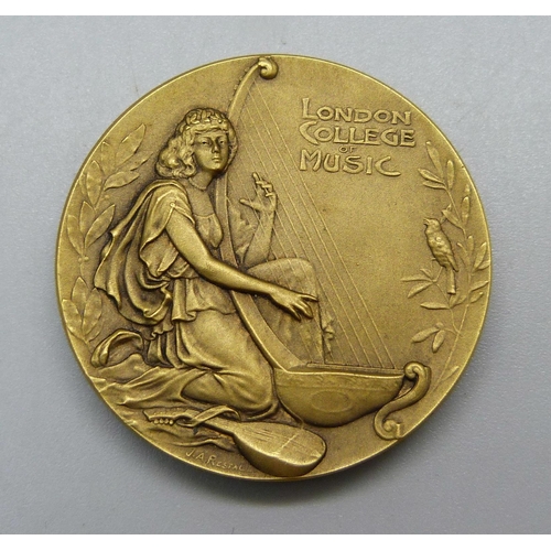 1023 - A 1905 London College of Music bronze medallion, boxed