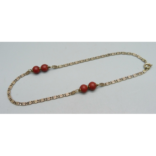 1028 - A long 9ct gold bracelet set with coral, 6.7g, 26cm