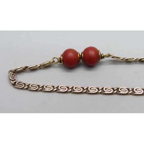 1028 - A long 9ct gold bracelet set with coral, 6.7g, 26cm