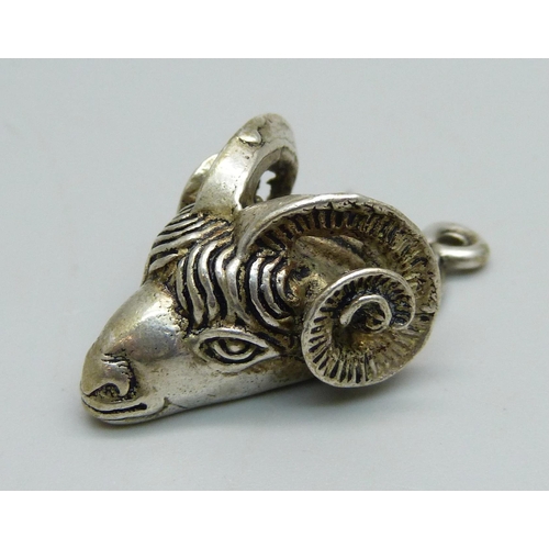 1033 - A silver ram's head pendant, 12g