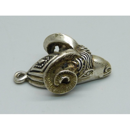 1033 - A silver ram's head pendant, 12g