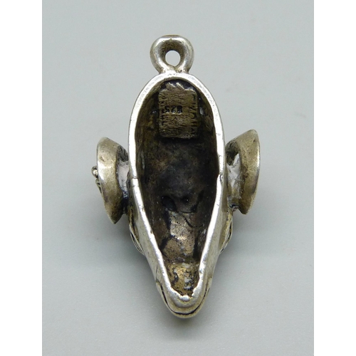 1033 - A silver ram's head pendant, 12g