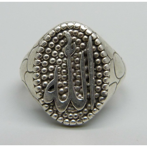 1037 - A 925 silver ring, 'Allah', 10.6g, R