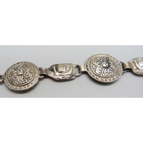 1038 - A hallmarked Scottish silver Viking shield and longboat bracelet, hallmark Edinburgh, Robert Allison... 