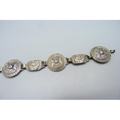 1038 - A hallmarked Scottish silver Viking shield and longboat bracelet, hallmark Edinburgh, Robert Allison... 