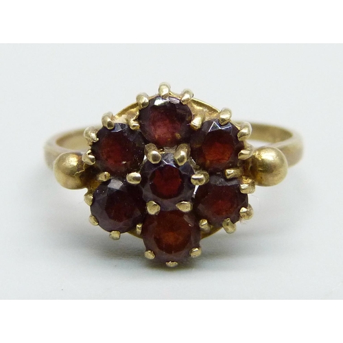 1039 - A 9ct gold and garnet cluster ring, 2.7g, O