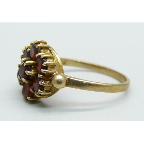 1039 - A 9ct gold and garnet cluster ring, 2.7g, O