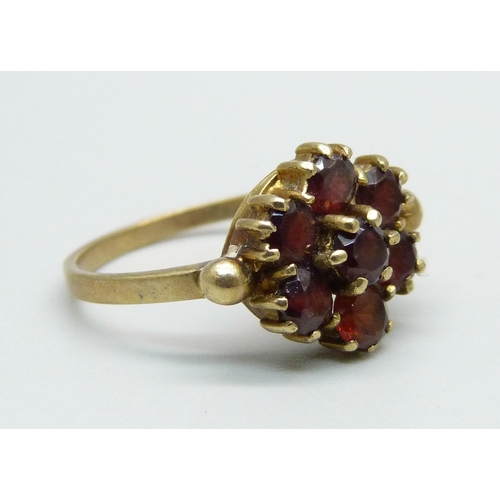 1039 - A 9ct gold and garnet cluster ring, 2.7g, O