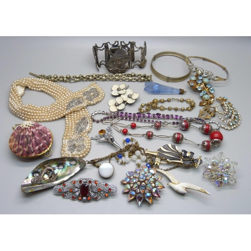 1050 - Vintage costume jewellery