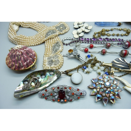 1050 - Vintage costume jewellery