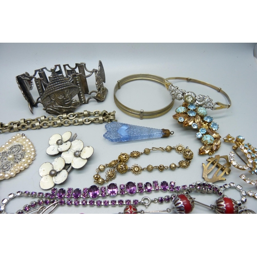 1050 - Vintage costume jewellery