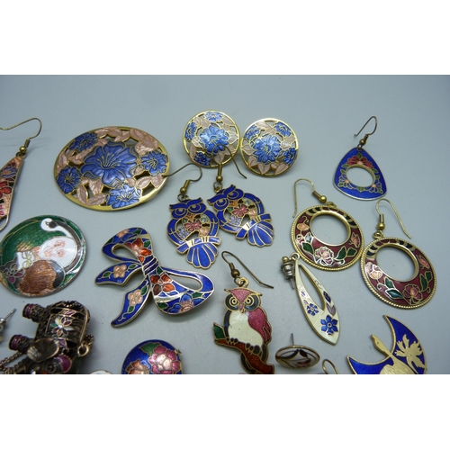 1052 - Jewellery including enamelled