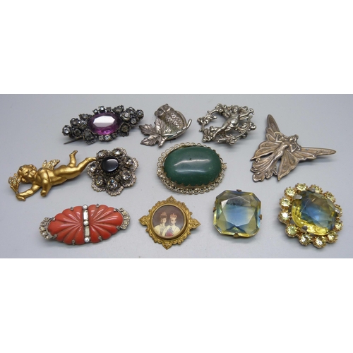 1053 - Vintage brooches including Art Deco