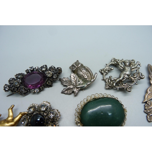 1053 - Vintage brooches including Art Deco