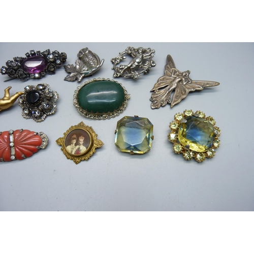 1053 - Vintage brooches including Art Deco