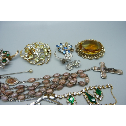 1054 - A coral bead necklace, a/f, and costume jewellery