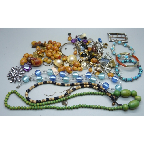 1055 - Costume jewellery, some for stringing, a/f