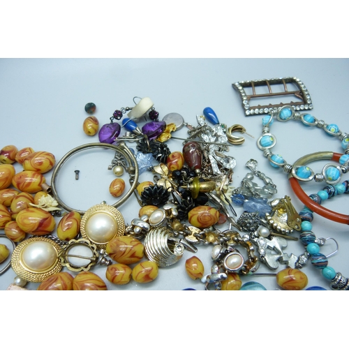 1055 - Costume jewellery, some for stringing, a/f