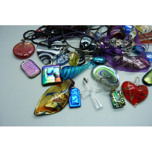 1057 - Glass pendants and other jewellery