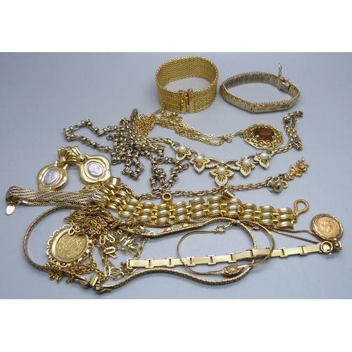 1058 - Gold tone jewellery