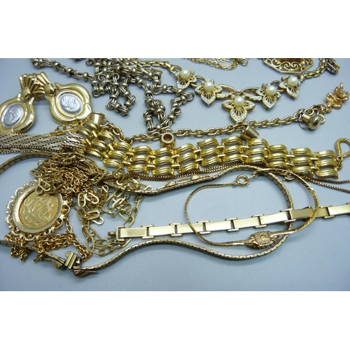 1058 - Gold tone jewellery