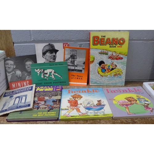 1087 - A box of children's annuals, Beano, Dandy, Beezer, plus a box of football magazines and other magazi... 