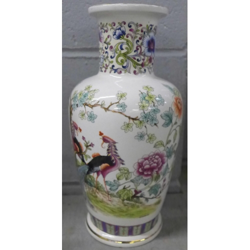 1099 - An oriental vase with bird design