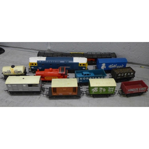 1110 - A Scalextric Club Circuit set and some Hornby 00 gauge model rail **PLEASE NOTE THIS LOT IS NOT ELIG... 