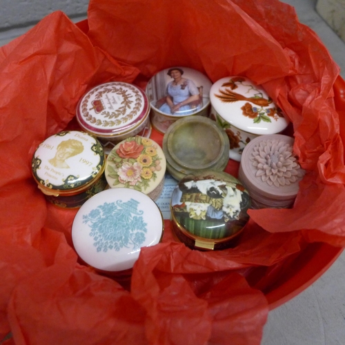 1125 - Trinket pots, Wade whimsies and a large collection of assorted china **PLEASE NOTE THIS LOT IS NOT E... 