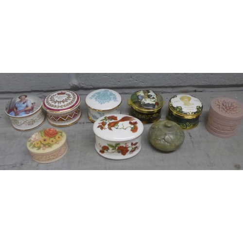 1125 - Trinket pots, Wade whimsies and a large collection of assorted china **PLEASE NOTE THIS LOT IS NOT E... 